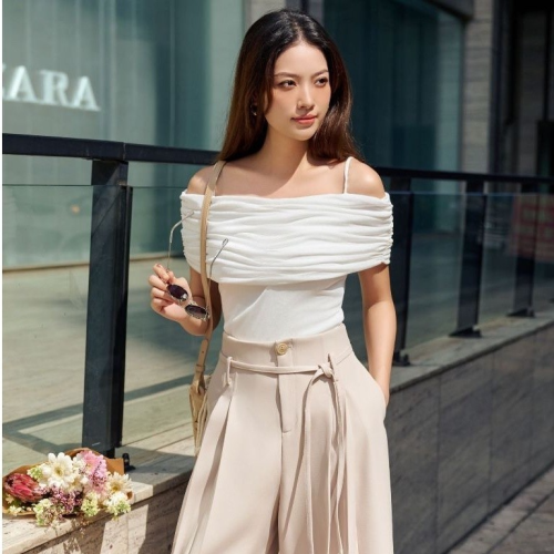 Meredith Off The Shoulder Top_JO202.5_Joven Brand_Meredith เสื้อยืดปาดไหล่ที่หรูหราและสง่างาม