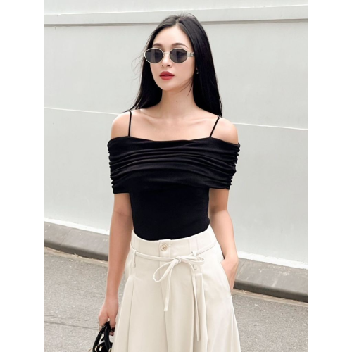 Meredith Off The Shoulder Top_JO202.5_Joven Brand_Meredith เสื้อยืดปาดไหล่ที่หรูหราและสง่างาม