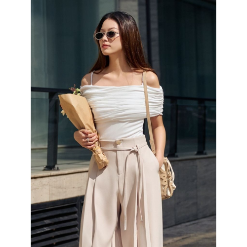 Meredith Off The Shoulder Top_JO202.5_Joven Brand_Meredith เสื้อยืดปาดไหล่ที่หรูหราและสง่างาม