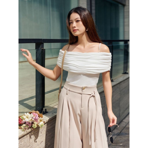 Meredith Off The Shoulder Top_JO202.5_Joven Brand_Meredith เสื้อยืดปาดไหล่ที่หรูหราและสง่างาม