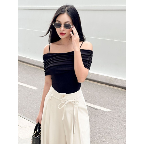 Meredith Off The Shoulder Top_JO202.5_Joven Brand_Meredith เสื้อยืดปาดไหล่ที่หรูหราและสง่างาม