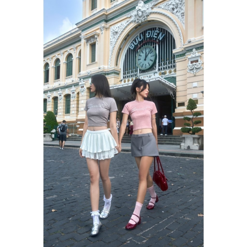 Kiri Crew Neck Short Sleeve Croptop_CA.46.35_Cara Club Brand_เสื้อครอปแขนสั้นผู้หญิง Kiri ประดับด้วยลูกปัดคอกลมเรียบง่าย