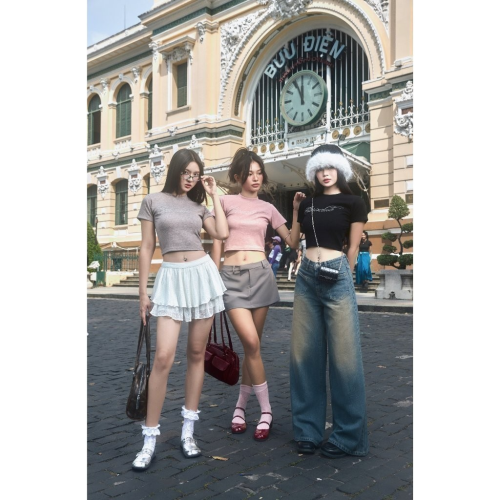 Kiri Crew Neck Short Sleeve Croptop_CA.46.35_Cara Club Brand_เสื้อครอปแขนสั้นผู้หญิง Kiri ประดับด้วยลูกปัดคอกลมเรียบง่าย