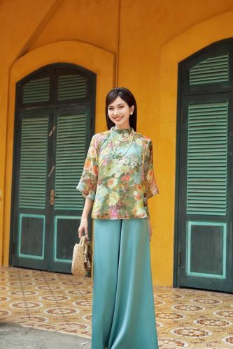 Blouse Top_ Floral motifs with 3-inch ancient dharma costume LA8.14_Lamia Design Brand_ชุดโบราณ ชุดที่ 3 กระจายลายดอกไม้