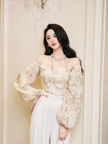 Gahi Chiffon Bustier Off The Shoulder Top_HI33.10_HIU Brand_Gahi Top H.I.U เสื้อเกาะอกปิดไหล่แฟชั่นสตรีพร้อมแขนพัฟ ดีไซน์เก๋ไก๋ด้วยผ้าไหมชีฟองคุณภาพสูงปักลายดอกไม้