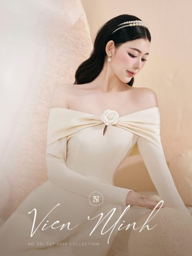 Long Sleeve Off The Shoulder Midi Dress_HI33.3_HIU Brand_Ngoc Uyen ao dai คือการออกแบบที่สร้างสรรค์ด้วยแฟชั่น H.I.U แบบเปิดไหล่และแขนยาว (ไม่รวมกางเกงผ้าไหม) พร้อมติดดอกคามิเลีย