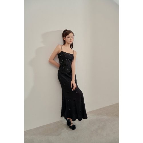 Loose Shape Straps Maxi Dress _CO51.17_Colin Brand_แม็กซี่เดรสผ้าไหมสาย 2 สายสำหรับผู้หญิง ทรงหลวม ประดับด้วยไข่มุก