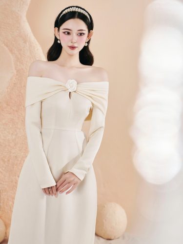 Long Sleeve Off The Shoulder Midi Dress_HI33.3_HIU Brand_Ngoc Uyen ao dai คือการออกแบบที่สร้างสรรค์ด้วยแฟชั่น H.I.U แบบเปิดไหล่และแขนยาว (ไม่รวมกางเกงผ้าไหม) พร้อมติดดอกคามิเลีย