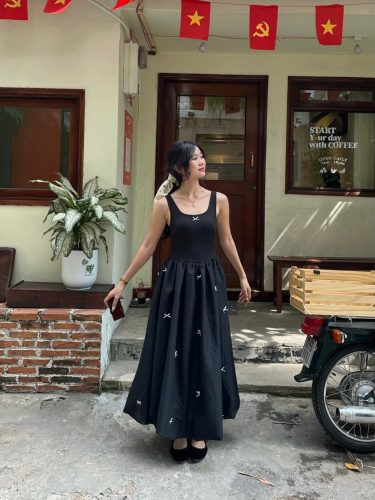 Maxi Dress With Puff Skirt_KN17_Mieu Brand_เดรสเลื่อมผู้หญิงผสมผสานกับกระโปรงผูกโบว์ที่เข้าได้กับทุกรูปร่าง