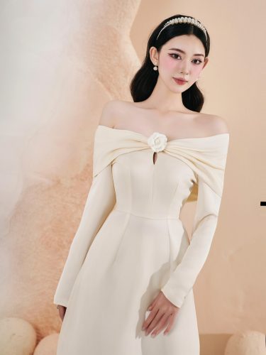 Long Sleeve Off The Shoulder Midi Dress_HI33.3_HIU Brand_Ngoc Uyen ao dai คือการออกแบบที่สร้างสรรค์ด้วยแฟชั่น H.I.U แบบเปิดไหล่และแขนยาว (ไม่รวมกางเกงผ้าไหม) พร้อมติดดอกคามิเลีย