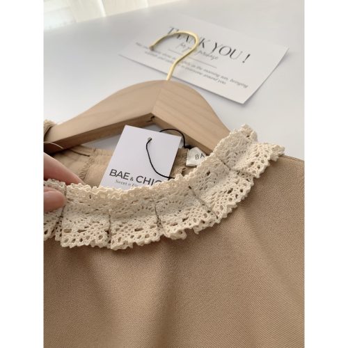 Kaki Lace Neck Blouse_AB47_ Bae & Chic Brand_เสื้อเบลาส์คอปกลูกไม้ลายดอกไม้หรูหราเสื้อสตรีแนวทแยงสีกากีที่เรียบง่ายสำหรับออฟฟิศปาร์ตี้คาเฟ่