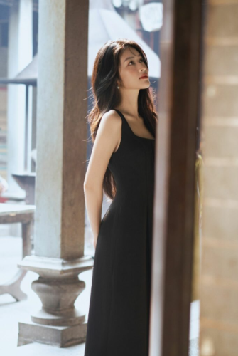 CAMI Scoop Neck Flared Midi Dress_VD23147_VELLA FASHION Brand_ชุดเดรสสายเดี่ยวคอเหลี่ยมเอวตรง