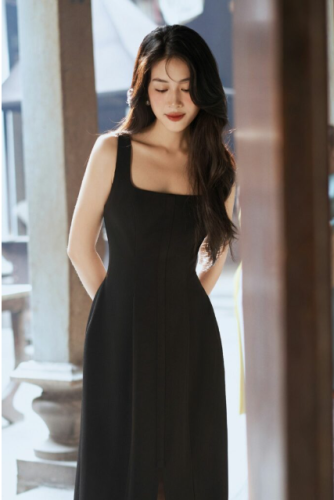 CAMI Scoop Neck Flared Midi Dress_VD23147_VELLA FASHION Brand_ชุดเดรสสายเดี่ยวคอเหลี่ยมเอวตรง