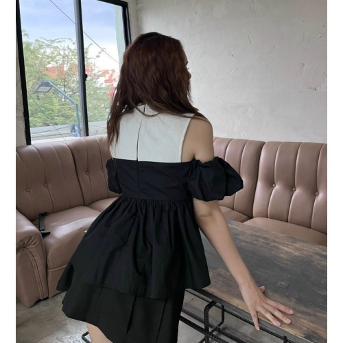 Peplum Off Shoulder TOP _CA.46.5_Cara Club Brand_ เสื้อเชิ้ตปาดไหล่ผู้หญิง CARA Danni มาพร้อมกางเกงยีนส์ที่มีเอกลักษณ์เฉพาะตัว