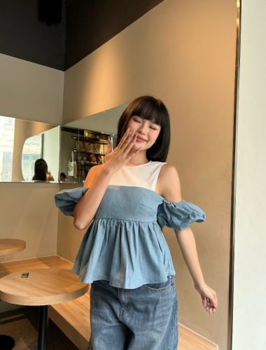 Peplum Off Shoulder TOP _CA.46.5_Cara Club Brand_ เสื้อเชิ้ตปาดไหล่ผู้หญิง CARA Danni มาพร้อมกางเกงยีนส์ที่มีเอกลักษณ์เฉพาะตัว