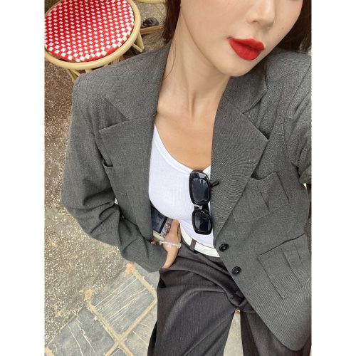 Women’s Blazer Top_VE25_TinFour Clothing Brand_Aó blazer กระเป๋าทรงกล่องแฟชั่นสตรีสไตล์หรูหราและสง่างาม