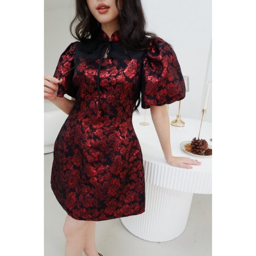 Short Dress_Embossed Floral Pattern Puff Sleeve Dress_D461_TinFour Clothing Brand_ชุดกี่เพ้าแขนพัฟทำจากวัสดุผ้าทอลายดอกไม้นูน