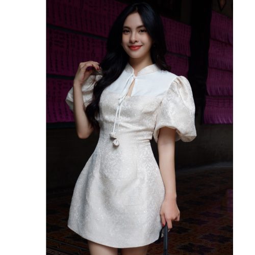 Short Dress_Embossed Floral Pattern Puff Sleeve Dress_D461_TinFour Clothing Brand_ชุดกี่เพ้าแขนพัฟทำจากวัสดุผ้าทอลายดอกไม้นูน