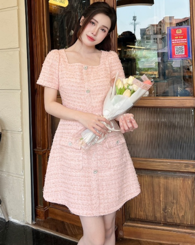 Pink Tweed A Line Dress_VB01 _ Bae & Chic Brand Brand_เดรสสีชมพูสำหรับสุภาพสตรี ผ้าทวีดคุณภาพสูง A-line คอเหลี่ยม สไตล์ผู้หญิงที่หรูหรา