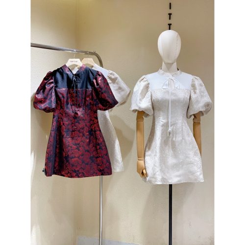 Short Dress_Embossed Floral Pattern Puff Sleeve Dress_D461_TinFour Clothing Brand_ชุดกี่เพ้าแขนพัฟทำจากวัสดุผ้าทอลายดอกไม้นูน