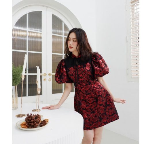 Short Dress_Embossed Floral Pattern Puff Sleeve Dress_D461_TinFour Clothing Brand_ชุดกี่เพ้าแขนพัฟทำจากวัสดุผ้าทอลายดอกไม้นูน