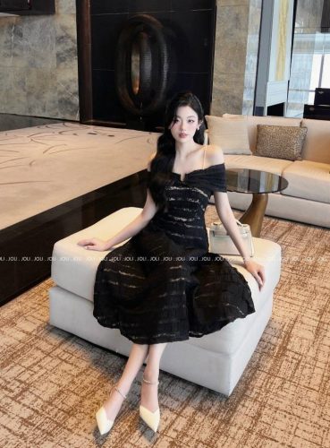 Party Lace Off The Shoulder midi Dress_JO32.1_JOLI Brand_ชุดเดรสดีไซน์ด้วยลูกไม้ปักและไหล่แบนสำหรับงานปาร์ตี้