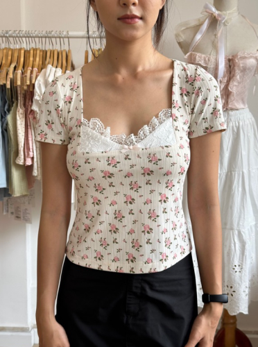 Flower Detailed Square Neck Top_19 61.5_1988 Brand_ Dawn- เสื้อลายดอกเล็กๆ coquette