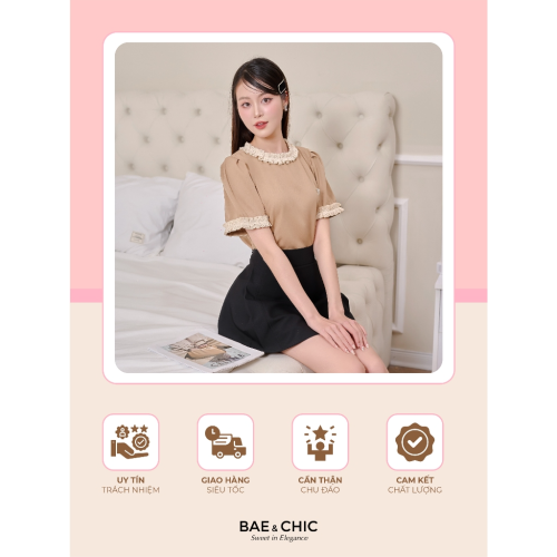 Kaki Lace Neck Blouse_AB47_ Bae & Chic Brand_เสื้อเบลาส์คอปกลูกไม้ลายดอกไม้หรูหราเสื้อสตรีแนวทแยงสีกากีที่เรียบง่ายสำหรับออฟฟิศปาร์ตี้คาเฟ่