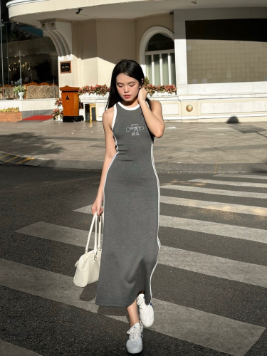 White Trimmed Long A Line Dress _LA04_Mieu Brand_ชุดเดรสยาวทรงเอสำหรับผู้หญิง จั๊มพ์ขอบสีขาว และปักตัวอักษรที่หน้าอก