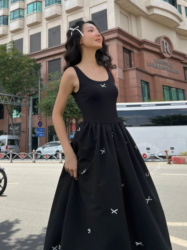 Maxi Dress With Puff Skirt_KN17_Mieu Brand_เดรสเลื่อมผู้หญิงผสมผสานกับกระโปรงผูกโบว์ที่เข้าได้กับทุกรูปร่าง