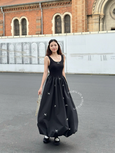 Maxi Dress With Puff Skirt_KN17_Mieu Brand_เดรสเลื่อมผู้หญิงผสมผสานกับกระโปรงผูกโบว์ที่เข้าได้กับทุกรูปร่าง