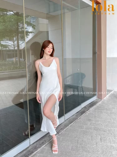 Boat Neck Side Slit Midi Dress_LO76.12_LOLA Brand_เดรสสายเดี่ยวคอปล่อย-อ่อนโยนหรูหรา