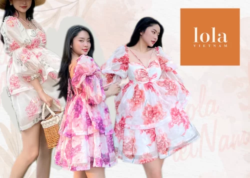 Baby Rose Square Ruffle Mini Dress_LO76.6_LOLA Brand_ชุดเดรสสไตล์เจ้าหญิงแขนยาวลายดอกไม้ Baby Rose – ชุดเดรสผู้หญิงคอเหลี่ยมและแขนบาน 3 ชั้นเค้กเลดี้