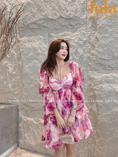 Baby Rose Square Ruffle Mini Dress_LO76.6_LOLA Brand_ชุดเดรสสไตล์เจ้าหญิงแขนยาวลายดอกไม้ Baby Rose – ชุดเดรสผู้หญิงคอเหลี่ยมและแขนบาน 3 ชั้นเค้กเลดี้