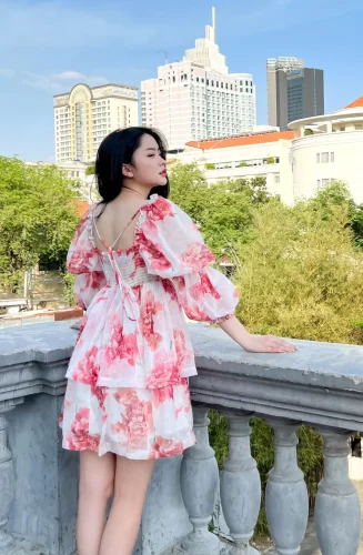 Baby Rose Square Ruffle Mini Dress_LO76.6_LOLA Brand_ชุดเดรสสไตล์เจ้าหญิงแขนยาวลายดอกไม้ Baby Rose – ชุดเดรสผู้หญิงคอเหลี่ยมและแขนบาน 3 ชั้นเค้กเลดี้