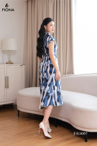 Plaid Flared House Dress_FI88.9_FIONA Brand_ชุดเดรสทรงเสื้อเชิ้ต ทรงบาน ลายทางสีน้ำเงิน-ดำบนพื้นหลังสีขาว