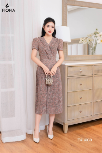 Flared V Neck Floral Pattern Midi Dress_FI88.1_FIONA Brand_เดรสบานระบายคอระบาย กระโปรงย่น ลายดอกไม้สีน้ำตาล