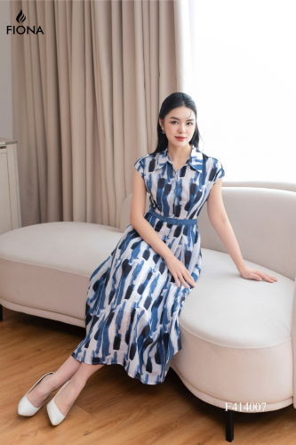 Plaid Flared House Dress_FI88.9_FIONA Brand_ชุดเดรสทรงเสื้อเชิ้ต ทรงบาน ลายทางสีน้ำเงิน-ดำบนพื้นหลังสีขาว