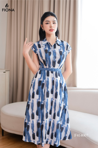 Plaid Flared House Dress_FI88.9_FIONA Brand_ชุดเดรสทรงเสื้อเชิ้ต ทรงบาน ลายทางสีน้ำเงิน-ดำบนพื้นหลังสีขาว