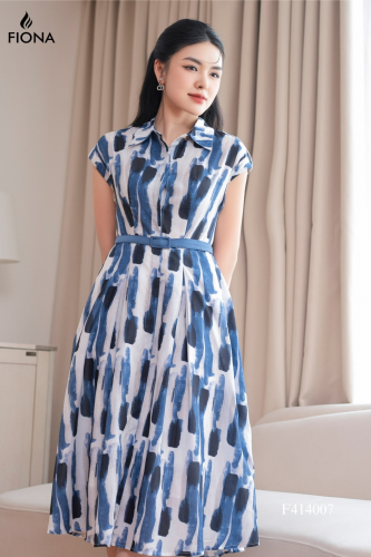 Plaid Flared House Dress_FI88.9_FIONA Brand_ชุดเดรสทรงเสื้อเชิ้ต ทรงบาน ลายทางสีน้ำเงิน-ดำบนพื้นหลังสีขาว