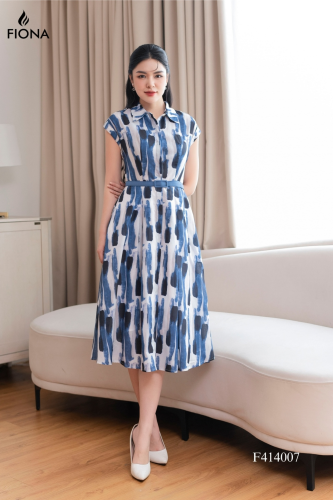 Plaid Flared House Dress_FI88.9_FIONA Brand_ชุดเดรสทรงเสื้อเชิ้ต ทรงบาน ลายทางสีน้ำเงิน-ดำบนพื้นหลังสีขาว