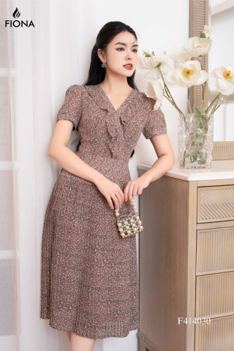 Flared V Neck Floral Pattern Midi Dress_FI88.1_FIONA Brand_เดรสบานระบายคอระบาย กระโปรงย่น ลายดอกไม้สีน้ำตาล