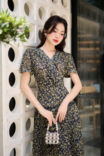 Flared V Neck Floral Pattern Midi Dress_FI88.1_FIONA Brand_เดรสบานระบายคอระบาย กระโปรงย่น ลายดอกไม้สีน้ำตาล