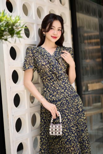 Flared V Neck Floral Pattern Midi Dress_FI88.1_FIONA Brand_เดรสบานระบายคอระบาย กระโปรงย่น ลายดอกไม้สีน้ำตาล