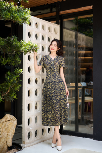 Flared V Neck Floral Pattern Midi Dress_FI88.1_FIONA Brand_เดรสบานระบายคอระบาย กระโปรงย่น ลายดอกไม้สีน้ำตาล