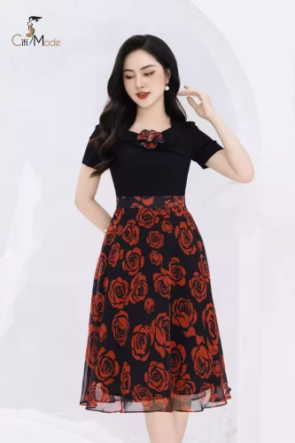 Square Neck Flared Black Midi Dress _CI135.8_ Citi Mode Brand_เดรสบานสีดำประดับดอกไม้สีแดงและคอเหลี่ยม