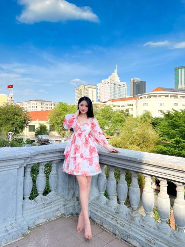 Baby Rose Square Ruffle Mini Dress_LO76.6_LOLA Brand_ชุดเดรสสไตล์เจ้าหญิงแขนยาวลายดอกไม้ Baby Rose – ชุดเดรสผู้หญิงคอเหลี่ยมและแขนบาน 3 ชั้นเค้กเลดี้