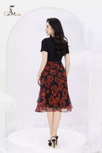 Square Neck Flared Black Midi Dress _CI135.8_ Citi Mode Brand_เดรสบานสีดำประดับดอกไม้สีแดงและคอเหลี่ยม