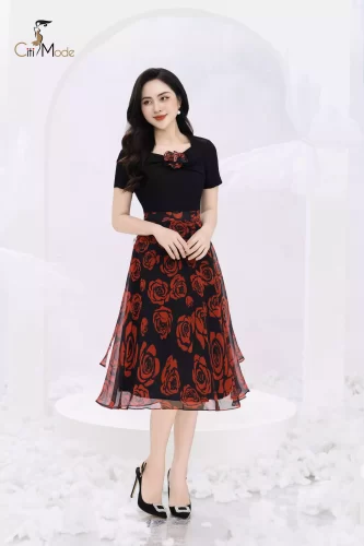 Square Neck Flared Black Midi Dress _CI135.8_ Citi Mode Brand_เดรสบานสีดำประดับดอกไม้สีแดงและคอเหลี่ยม