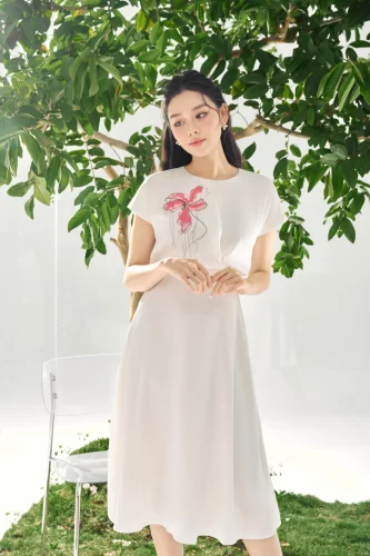 Camellia Floral Pattern Silk Midi Dress _IV115.19_IVY MODA Brand_CAMELLIA MIDI – ชุดเดรสผ้าไหมลายดอกไม้